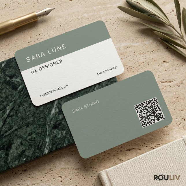 Sage Green Japandi Minimal QR Code Designer Studio Visitenkarte (Sage Green Japandi Minimal QR Code Designer Studio Modern Business Card
)