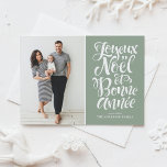 Sage Green Joyeux Noël et Bonne Année Script Foto Feiertagspostkarte<br><div class="desc">Joyeux Noël und Bonne Année! Senden Sie Ihre Urlaubswünsche mit dieser individuell gestaltbaren Weihnachtspostkarte für das Foto an Freunde und Familie. Diese französische Weihnachtskarte zeichnet sich durch moderne Kalligraphie aus. Personalisieren Sie diese, indem Sie Ihre Daten hinzufügen. Dieses Foto Weihnachts-Postkarte ist in anderen Farben und Karton erhältlich. Matching-Elemente sind verfügbar....</div>