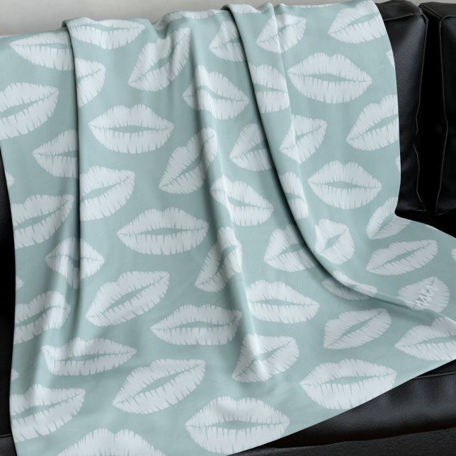 Sage Green Lips Lipstick Kiss Muster kundenspezifi Fleecedecke (A soft sage green lipstick kiss pattern blanket with space for your text)