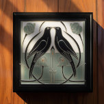 Sage Green Mackintosh Black Birds Art Deco Dekorat Erinnerungskiste<br><div class="desc">Lassen Sie sich von unserer Jugendstil-Inspirierten Keepake-Box verzaubern, die elegant aus lackiertem Holz gefertigt und in goldener Eiche, ebonischem Schwarz, smaragdgrünem und rotem Mahagoni erhältlich ist. Die Kiste ist mit einem ausgeprägten symmetrischen Kunstwerk zweier schwarzer Vögel geschmückt, das durch die visionären Entwürfe von Charles Rennie Mackintosh und die komplexe Ästhetik...</div>