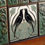 Sage Green Mackintosh Black Birds Art Deco Dekorat Fliese<br><div class="desc">Diese Keramik-Kachel ist mit zwei schwarzen Vögeln und den aufwändigen Blumenmustern, die an den typischen Mackintosh-Stil erinnern, gestaltet. Er war ein prominenter schottischer Architekt, Designer und Künstler der Jugendstil-Bewegung. Saubere Linien, geometrische Formen und ein starkes Gefühl der Symmetrie prägen seine Arbeit. Diese Elemente sind in unserer Sammlung von Keramiken-Fliesen wunderschön...</div>