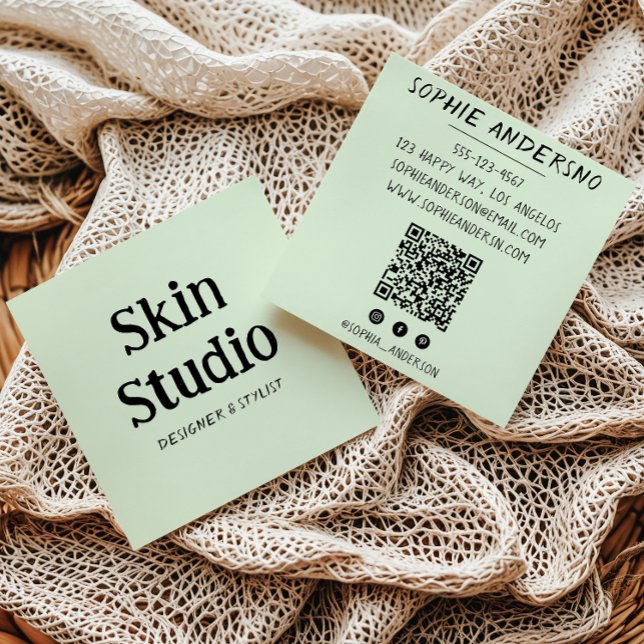 Sage Green Minimalist Skin Studio Qr Code Quadratische Visitenkarte (Von Creator hochgeladen)