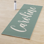 Sage Green Minimalistisch Calligraphy Personalisie Yogamatte<br><div class="desc">Einfaches Yoga Handtuch mit modernem und personalisiertem Namensdesign in rot geprägter Handschrift auf sanftem,  grünen Hintergrund.</div>