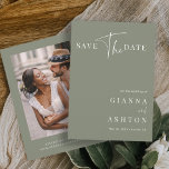 Sage Green Modern Calligraphy Wedding Foto Save The Date<br><div class="desc">Sage Green moderne Kalligrafie Hochzeit Foto Save the Date. Für eine weiter gehende Anpassung dieses Designs klicken Sie bitte auf den BUTTON BLAU DESIGN TOOL oben!</div>