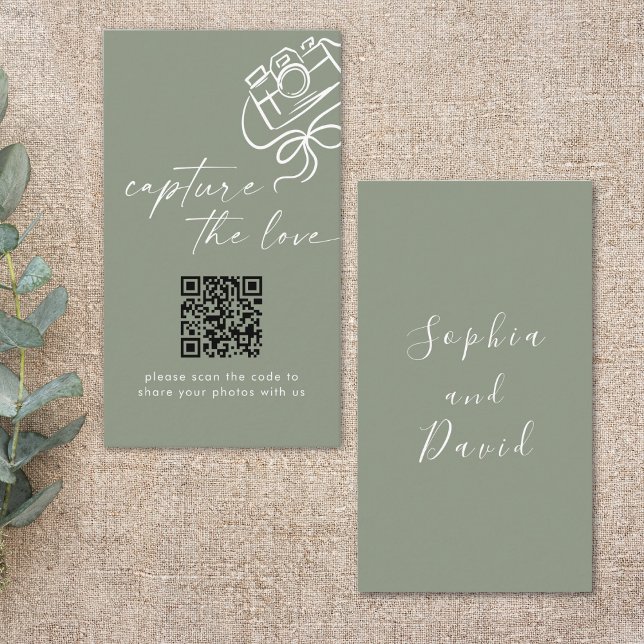 Sage Green Modern Wedding fängt die Liebe QR Code  Begleitkarte (Von Creator hochgeladen)