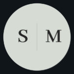 Sage Green Monogram Elegant Wedding Runder Aufkleber<br><div class="desc">Mit diesem personalisierten Aufkleber mit dem Monogramm des Paares in der Mitte fügen Sie Ihren Hochzeitsdetails eine Touch Eleganz hinzu und schaffen so einen raffinierten Brennpunkt. Der Text ist schön in einem eleganten Serif-Schriftart gerendert und bietet ein zeitloses und raffiniertes Design. Ideal für die Abdichtung von Hochzeitseinladungen, Vorzügen oder Geschenktaschen,...</div>