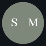 Sage Green Monogram Elegant Wedding Runder Aufkleber<br><div class="desc">Mit diesem personalisierten Aufkleber mit dem Monogramm des Paares in der Mitte fügen Sie Ihren Hochzeitsdetails eine Touch Eleganz hinzu und schaffen so einen raffinierten Brennpunkt. Der Text ist schön in einem eleganten Serif-Schriftart gerendert und bietet ein zeitloses und raffiniertes Design. Ideal für die Abdichtung von Hochzeitseinladungen, Vorzügen oder Geschenktaschen,...</div>