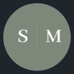 Sage Green Monogram Elegant Wedding Runder Aufkleber<br><div class="desc">Mit diesem personalisierten Aufkleber mit dem Monogramm des Paares in der Mitte fügen Sie Ihren Hochzeitsdetails eine Touch Eleganz hinzu und schaffen so einen raffinierten Brennpunkt. Der Text ist schön in einem eleganten Serif-Schriftart gerendert und bietet ein zeitloses und raffiniertes Design. Ideal für die Abdichtung von Hochzeitseinladungen, Vorzügen oder Geschenktaschen,...</div>