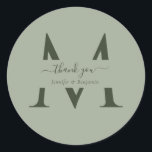Sage Green Monogram Gastgeschenk Hochzeit Danke Runder Aufkleber<br><div class="desc">Moderne personalisierte Weise grün monogramm Hochzeit danke Ihnen Aufkleber mit modernem Drehbuch. Einfach online personalisieren. Die passenden Produkte ergänzen diese eleganten Monogramm Hochzeitsetiketten.</div>