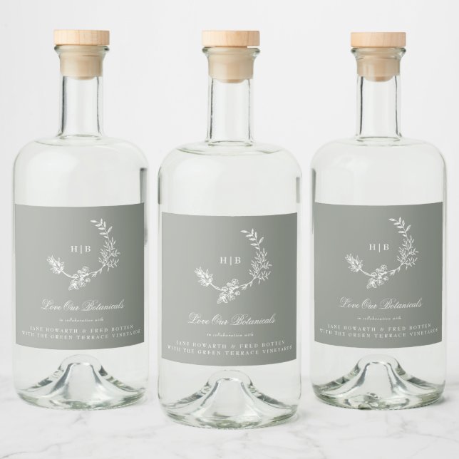 Sage Green Monogram Wreath Classic Wedding Gin Alkoholflaschenetikett (Flaschen)