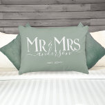 Sage Green Mr & Mrs Newlywed Couple Wedding Dekokissen<br><div class="desc">Feiern Sie Ihre heilige Ehe mit diesem niedlichen Hochzeitskissen für frisch verheiratete Paare. Passen Sie es an,  indem Sie Ihren Nachnamen / Nachnamen und das Hochzeitstag Jahr. Weiße,  grüne Farbe mit weißem,  elegantem Schriftart. Ideal für ein Brautparty oder Jubiläum / Hochzeitsgeschenk für einen Ehemann und eine Ehefrau.</div>