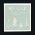 Sage Green Mr. und Mrs. Christmas Winter Serviette<br><div class="desc">Sage Green Mr. und Mrs. Christmas Winter Wedding Napkins zeigt Namensvorlage und Weihnachtsbaum im schlauen grünen Hintergrund.Ein modernes Design perfekt für Wintertheaterhochzeit.Bitte klicken Sie auf den personalisierenden Knopf, um es mit Ihrem Text oder Namen zu verändern.Besuchen Sie bitte meinen Laden "loveyouart" für andere oder ähnliche Designs . Entwurfsausgabe LOVEYOUART-Image von...</div>
