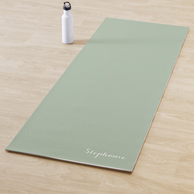 Sage Green Name Modern Elegante Monogram Boho Yogamatte (Beispiel)