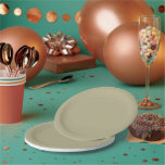 Sage Green Pappteller<br><div class="desc">Das Sage Green ist ein erdiger, gedämpfter Schatten von Graugrün, benannt nach den silbernen, staubigen Blätter der Salbei-Pflanze. Es ist eine beruhigende, ruhige Farbe, die Gefühle der Natur, der Weisheit und des Gleichgewichts hervorruft. Die Vielseitigkeit von Sage green und seine beruhigenden Eigenschaften machen es beliebt bei Innenarchitektur, Mode und Branding,...</div>