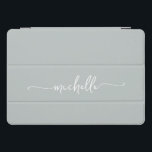 Sage Green Personalisiert Monogram Name Script iPad Pro Cover<br><div class="desc">Girly Sage Green einfache Minimal Monogram Name Script Custom Personalisiert iPad Cover. Diese Design mit Ihrem Vornamen in einem hübschen handgeschriebenen Stil Swash Schwanz Schriftart Typografie (oder Kalligrafie) auf schlanke grüne oder staubgrüne Farbe Hintergrund. So einfach anzupassen. Grosses, stilvolles Frauengeschenk für den Muttertag, Geburtstag, Brautparty, den 16. Geburtstag und für...</div>