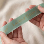 Sage Green Personalisiert Wedding Gift Ribbon Satinband<br><div class="desc">Dieses maßgeschneiderte, grüne Hochzeitsband mit den Namen der Braut und des Bräutigams und dem Datum der Hochzeit ist ideal für die Geschenkverpackung. Es macht Ihre Geschenkboxen oder Gastgeschenke Hochzeiten wirklich niedlich. Personalisieren Sie es mit Ihren Namen und Hochzeitsdatum. Verschiedene Farben verfügbar. Sie können die Hintergrundfarbe ändern und die Farbe auswählen,...</div>