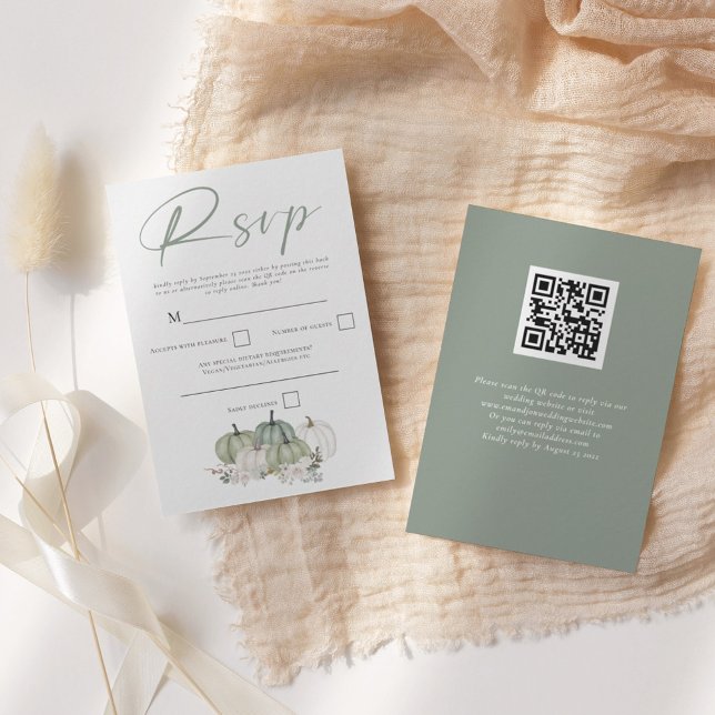 Sage Green Pumpkins Fall Florals Script QR Code RSVP Karte (Von Creator hochgeladen)
