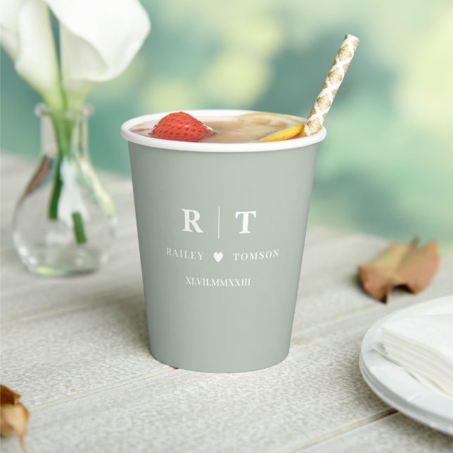 Sage Green Roman Numerals Monogram Wedding Pappbecher (In Situ)
