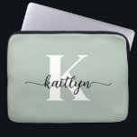 Sage Green Script Monogram Laptopschutzhülle<br><div class="desc">Diese schlichte,  elegante 13" Notebook-Hülle mit Ihrem Vornamen in einem trendigen Script-Schriftart in schwarz und Ihr erster Einstieg in einen modernen Kappe-Schriftart in Weiß ist perfekt für Sie. Es ist stilvoll und trendig und dennoch sehr klassisch. Es ist einzigartig - wie du!</div>