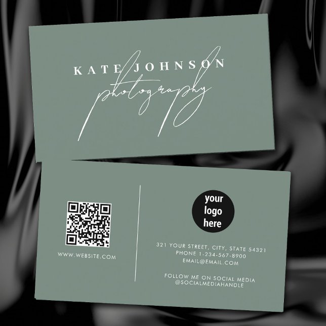 Sage Green Signature Script QR Code Social Media Visitenkarte (Sage Green Signature Script QR Code Social Media Business Card)