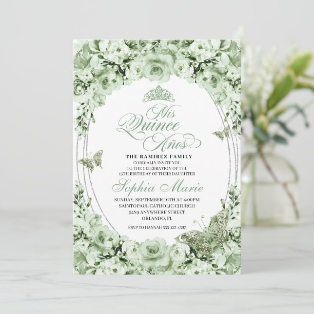 Sage Green Silver Floral Tiara Quinceanera Einladung (Stehend Vorderseite)