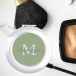 Sage Green stilisiert Wedding Bridesmaid Monogram Taschenspiegel<br><div class="desc">Ein personalisierter Kompaktspiegel für Ihre Hochzeitsfrau oder Trauzeugin,  der ihren Initial- und Namen auf einem trendigen,  schlauen grünen Hintergrund stilisiert. Bearbeiten,  um Initial und Namen zu ersetzen. Wählen Sie Ihren kompakten Spiegelstil aus.</div>