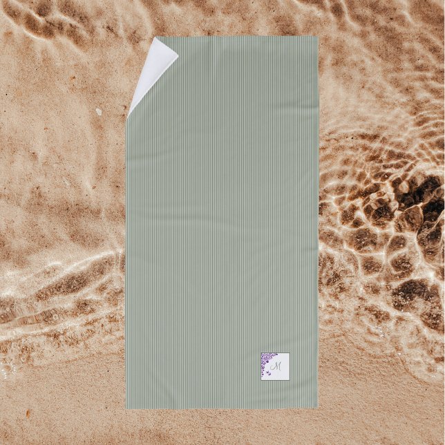 Sage Green Strip Lila Blumenzellenschrift Monogram Strandtuch (Von Creator hochgeladen)
