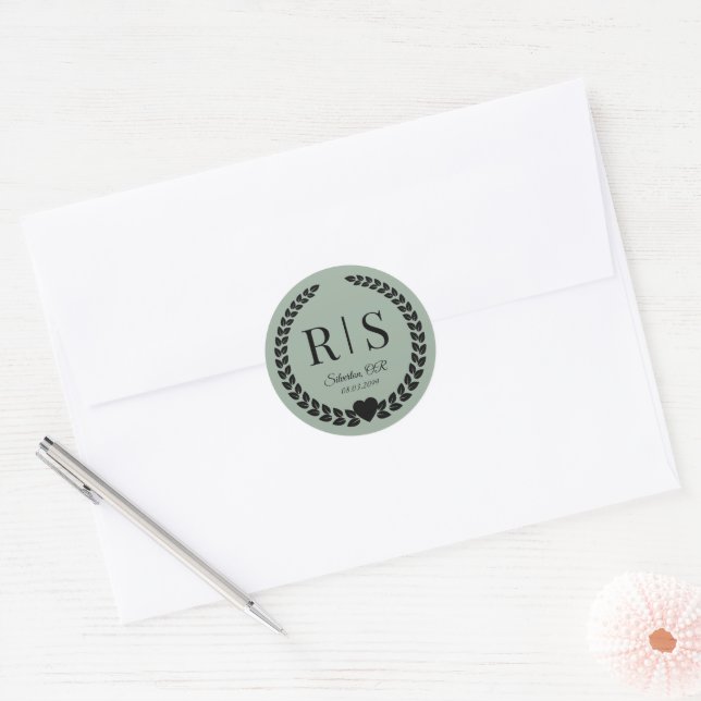 Sage Green Wedding Monogram Initials Runder Aufkleber (Umschlag)