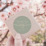 Sage Green Wedding Vielen Dank für Ihr Interesse a Runder Aufkleber<br><div class="desc">Elegante Salbei-Gastgeschenk Hochzeit-Aufkleber mit minimalistischem Goldrachenherz und moderner Typografie. Perfekt zum Versiegeln von Geschenkboxen,  Gefälligkeitssäcken oder Umschlägen mit einer nachdenklichen Dankesbotschaft. Personalisieren Sie mit Ihren Namen und Hochzeitsdatum für eine stilvolle Touch.</div>