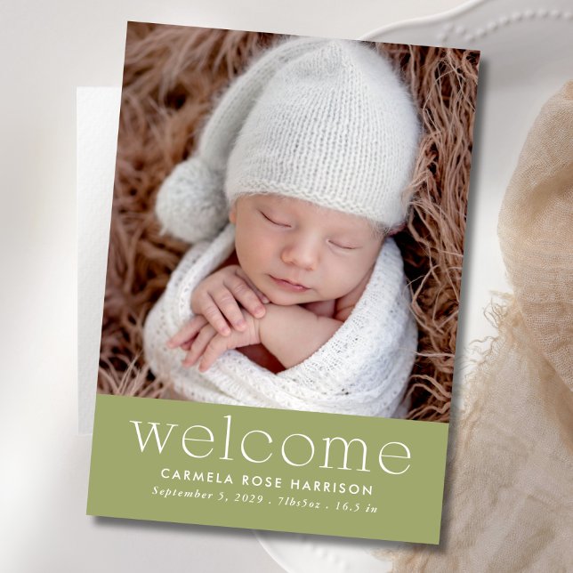 Sage Green Welcome Baby Foto Birth Ankündigung (Von Creator hochgeladen)