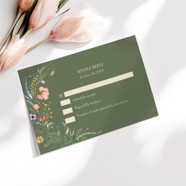 Sage Green Wildblume Meadow Wedding RSVP Card Dankeskarte (Sage Green Wildflower Meadow Wedding RSVP Card on a sunny table with pal pink flowers.)