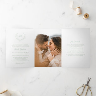 Sage Green Wreath Monogram Elegant Wedding Dreifach Gefaltete Einladung