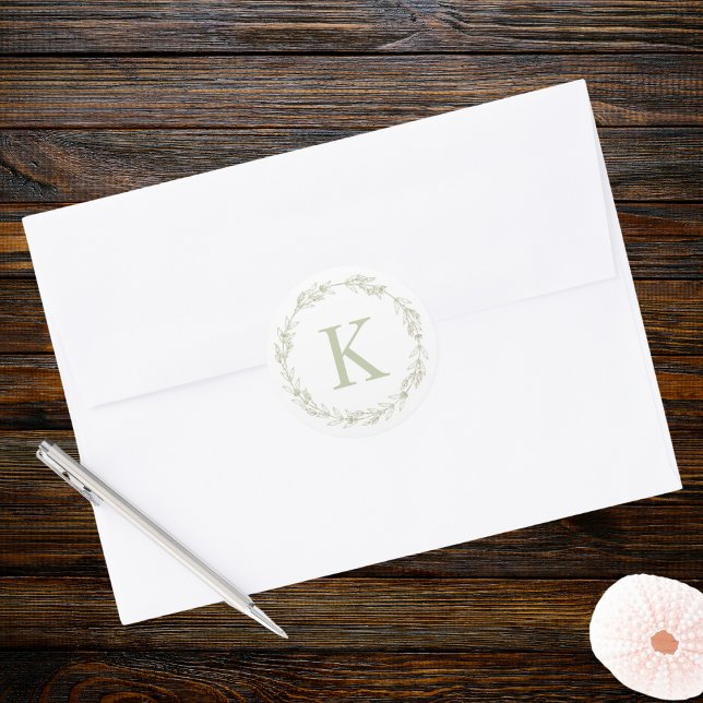 Sage Green Wreath Monogramm Runder Aufkleber (Von Creator hochgeladen)
