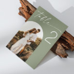Sage grün elegante minimalistische Foto Hochzeit Tischnummer<br><div class="desc">Elegante minimalistische Skript-Tischnummer mit Bogen-Foto in pastellgrün,  blassgrün für Waldsommerfest. Bitte kontaktieren Sie mich,  wenn Sie weitere Informationen benötigen.</div>