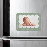 Sage Modern Scalloped Frame Birth Ankündigung Magnet<br><div class="desc">Moderner Geburtsankündigungsmagnet mit dem Foto Ihres Babys,  das sich in einem von Weisen grünen geschlagenen Rahmen befindet. Personalisieren Sie den Salbei-Grün-Ankündigungs-Magneten,  indem Sie den Namen Ihres Babys und zusätzliche Informationen in weißer Schrift hinzufügen.</div>