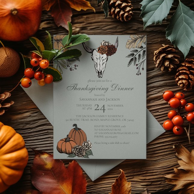 Sage Western Erntedank Kuh Skull Fall Ernte Einladung (Elegant Thanksgiving Dinner Invite. Hand-Drawn Cow Skull, Pumpkins, Roses, Autumn Leaves & Berries.)