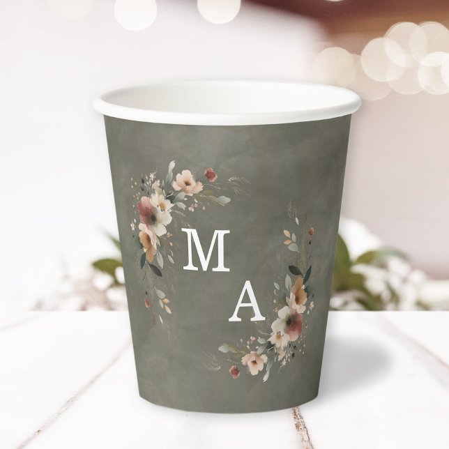Sage Whisper Green Floral Wreath Wedding Monogram Pappbecher (Elegant paper cups adorned with monogrammed floral wreaths, perfect for toasting in style.)