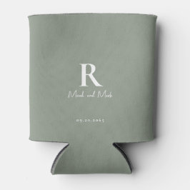 Sage & White Monogram und Couple Names Wedding Dosenkühler