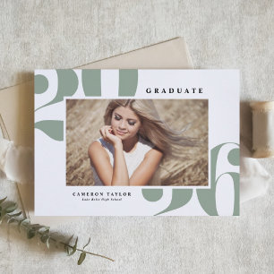 Sagegrün 2026 Fette Typografie Foto-Abschlussfeier Einladung