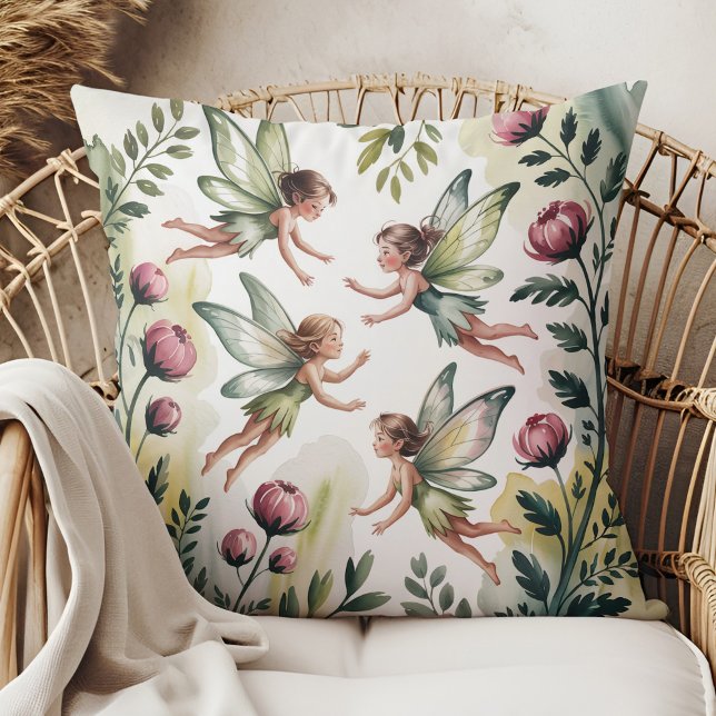 Sagegrünes Fairycore-Blumen-Kissenhülle Kissen (Sage Green Fairycore Floral Throw Pillow in a boho rattan armchair.)