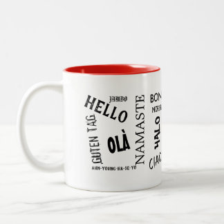 Sagen Sie hallo in der unterschiedlichen Zweifarbige Tasse