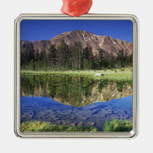 Sägezahnberge spiegeln sich im Fourth of July Silbernes Ornament