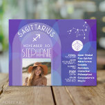 Sagittarius Zodiac Astrologie Signatur Foto Geburt Postkarte<br><div class="desc">Personalisieren Sie diese Zodiakarte mit Foto, Geburtsdatum und Namen. Ein individuelles Geburtstagsdesign mit dem Tierkreiszeichen - Sagittarius - plus Persönlichkeitsmerkmalen, Informationen und Konstellation. Eine spirituelle und regale lila und blaue Farbe, die mit Sagittarius assoziiert wird, ist das Hauptmotiv hinter allen Zodiac-Details. Ein tolles Geschenk für einen Freund oder einfach nur...</div>