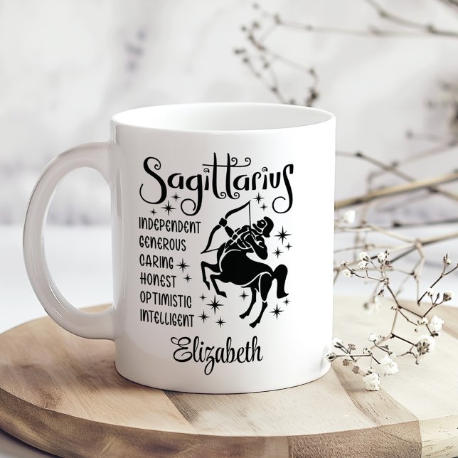 Sagittarius Zodiac Horoscope Individuelle Name Kaffeetasse (Sagittarius Zodiac Horoscope Custom Name Coffee Mug on a sunny boho wooden kitchen table.)