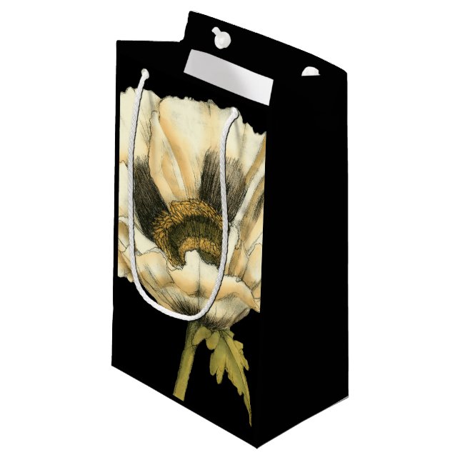Sahnemohnblumen-Blume auf schwarzem Hintergrund Kleine Geschenktüte (Vorderseite Schrägansicht)