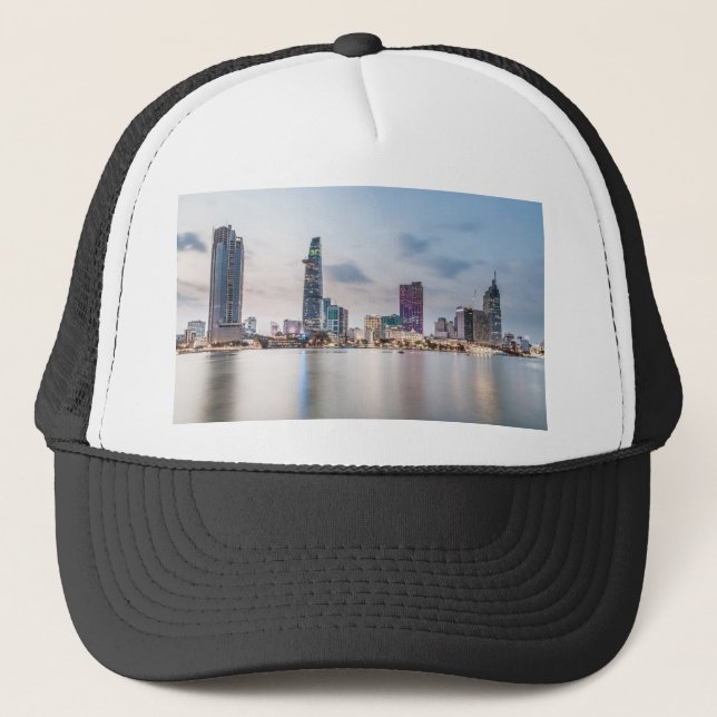 Saigon (Ho Chi Minh City) Skyline bei Sonnenunterg Truckerkappe (Vorderseite)