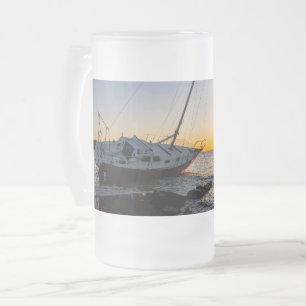 Sailboat und Jetty Sunset Mattierte Tasse