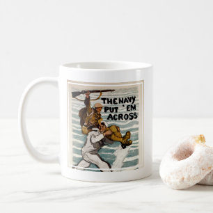 Sailor Wading, als er einen Soldaten auf Schulter Kaffeetasse