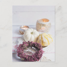 Saisonale rustikale Herbstkerze & Kürbiskulisse Postkarte