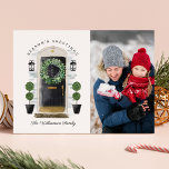 Saisons Gruß Schwarzes Aquarelltür Foto Feiertagskarte<br><div class="desc">Schöne Zuhause für die Ferien Grußkarte zu wünschen Ihrer Familie ein frohes Weihnachtsfest in dieser Feriensaison. Unser Design umfasst unsere eigene, handbemalte schwarze Vordertür mit einem festlichen Weihnachtskranz. Konzentriert mit Touchs Gold auf dem Briefkasten Steckplatz, Türgriff und Türschild. Moderne schwarze Außenleuchten und eine einladende Begrüßungstür runden das charmante Weihnachtskonzept der...</div>
